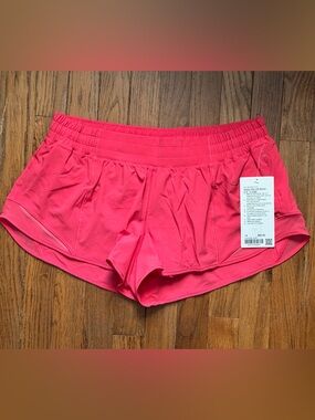 NWT Lululemon Hotty Hot LR (low rise)
Short 2.5" Glaze Pink Size 14